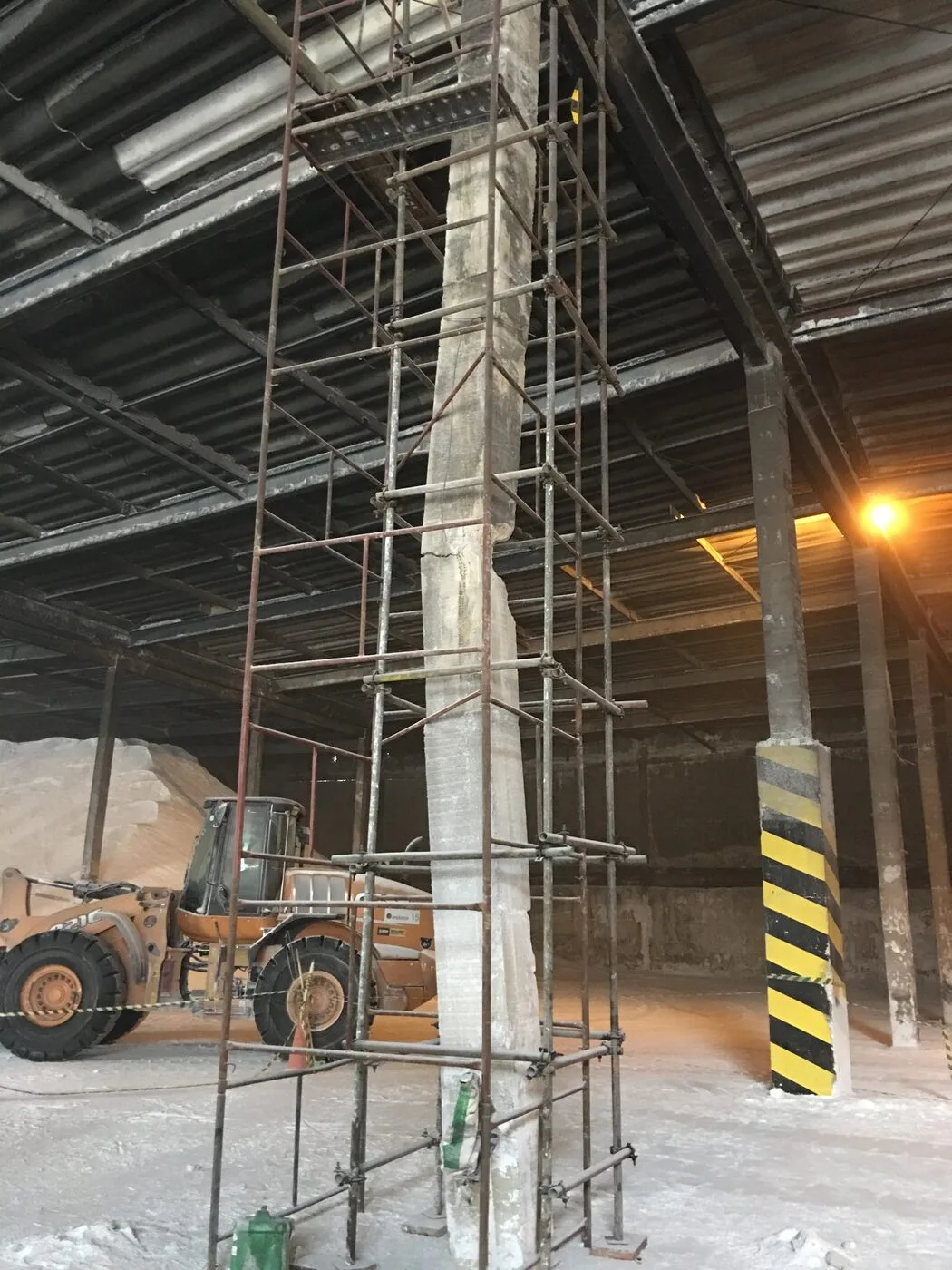 Recuperação e reforço de pilar de concreto armado com escoramento em galpão